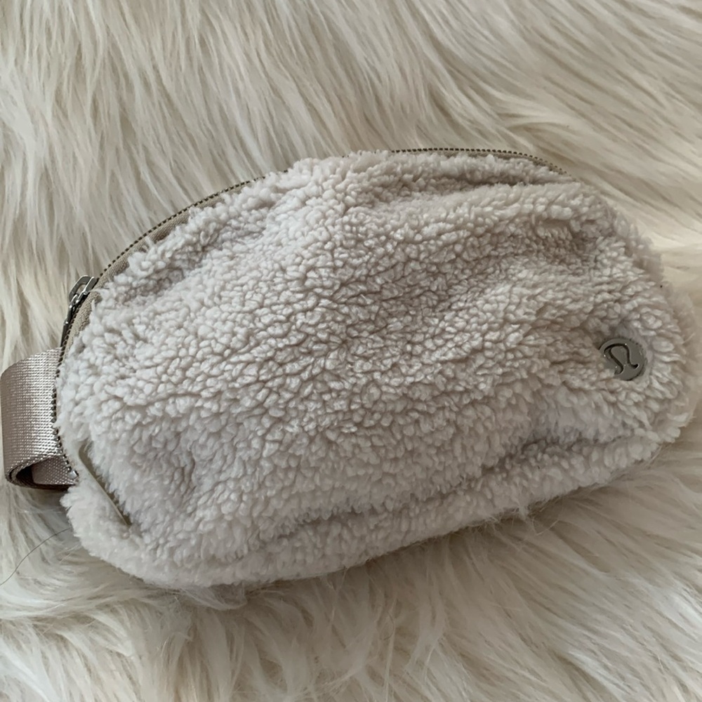 Lululemon Everywhere Belt bag 1L Fleece Ivory